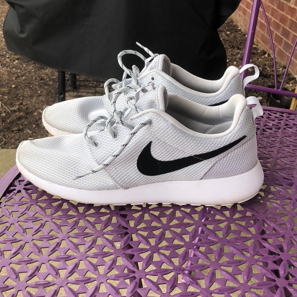 Men’s White Nile Roche, size 10